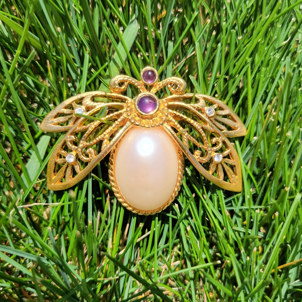 Avon Bee Pin ~ Faux Pearl~ Gold metal ~ Rhinestone Embellishments ~ 90s-Y2K